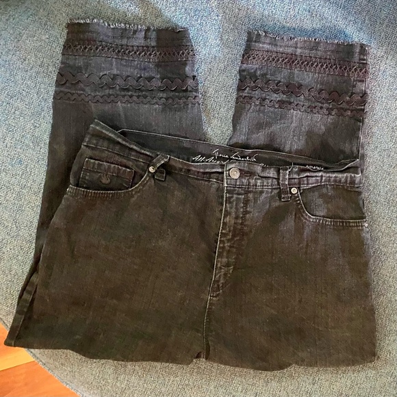 Gloria Vanderbilt ⚡️ Black Capri with Trim All Around Slimming Effect 12 Missy - Picture 1 of 4